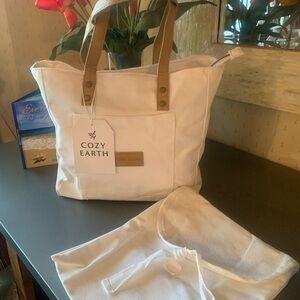 Cozy Earth, NEW NEVER CARRIED Canvas Tote bag, WHITE, zip closure, plastic lined
